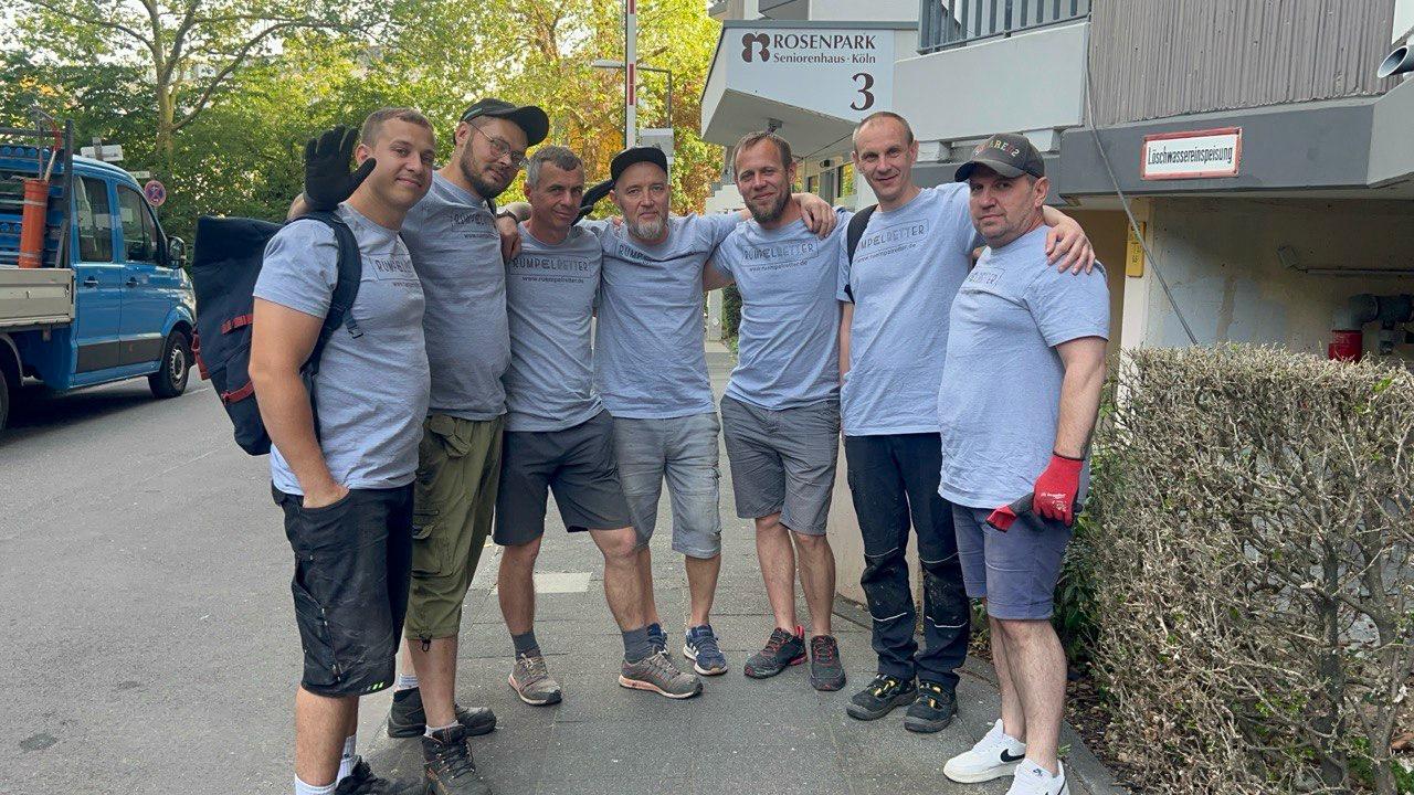 Das Rümpelretter-Team nach einem Einsatz vor dem Rosenpark Köln