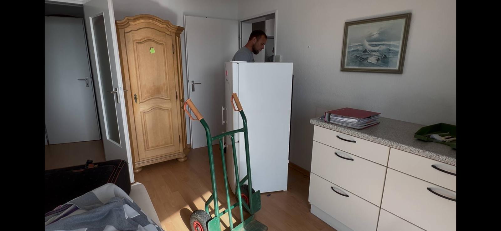 Vorher: Seniorenapartment Rosenpark Köln — Schrankwand und Mobiliar