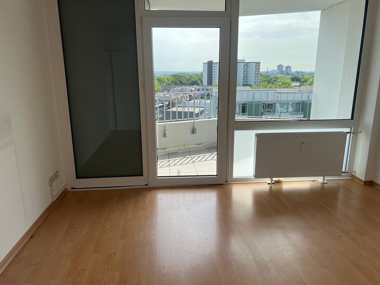 Nachher: Seniorenapartment Rosenpark Köln — Schrankwand und Mobiliar