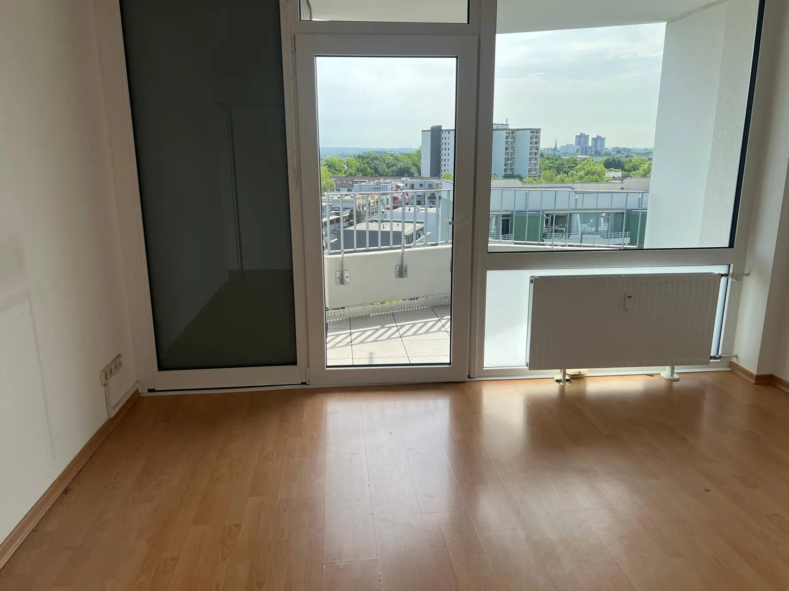 Übergabe: Seniorenapartment Rosenpark Köln — Schrankwand und Mobiliar